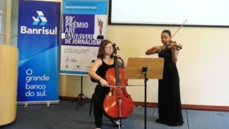 As instrumentistas Izandra Alves e Thayane Cruz interpretaram "Viva la Vida" e "Hallelujah"