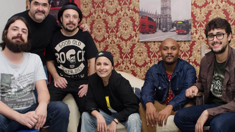 Banda Os Eller's se apresenta como um tributo à cantora Cássia Eller