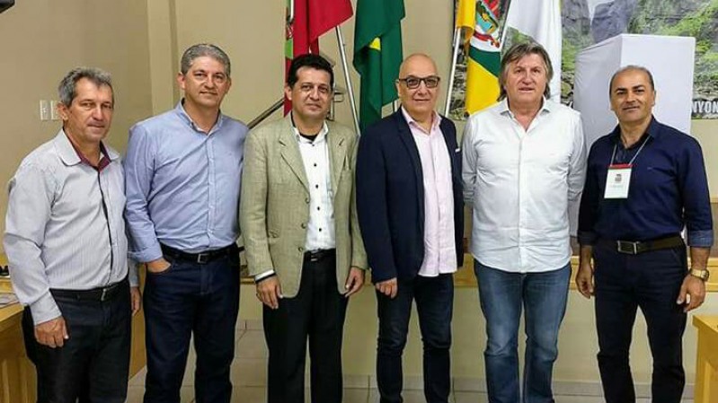 Secretários estaduais Victor Hugo (RS) e Leonel Pavan (SC) entregaram a carta de intenção ao representante da Unesco no Brasil