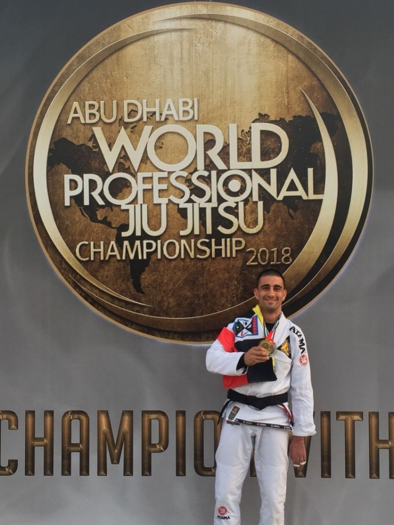 O servidor, de 32 anos, conquistou o campeonato na última sexta-feira no Mubadala Arena, em Abu Dhabi, nos Emirados Árabes