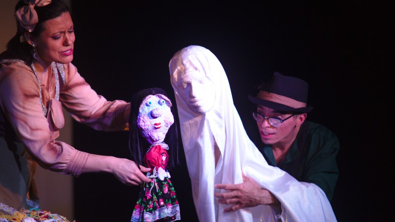 Bonecos da apresentação do teatro, sendo ministrada por pessoas