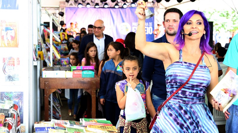 Madrinha toca o sino e abre oficialmente a 21ª edição da Feira do Livro