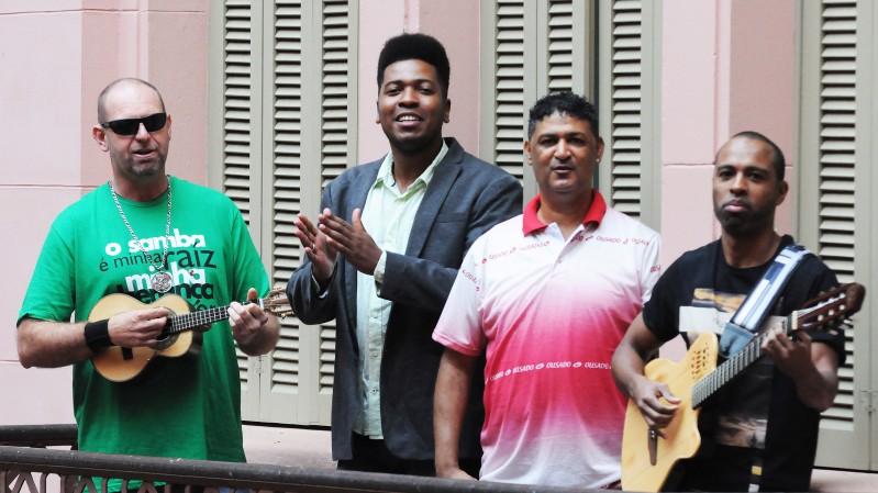  Juliano Barcellos, vocalista; Alemão Charles, no cavaco; Marcelo Rossi, no violão 6 cordas e Finho Alberto, pandeiro e voz