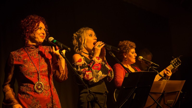 No palco, composições de Rita Lee, Malu Magalhães, Pato Fu, Clarice Falcão, Chico Buarque, entre outros