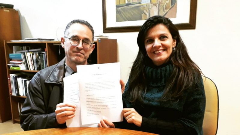 Os diretores do Instituto de Letras da Ufrgs, Sérgio de Moura Menuzzi e do IEL, Patrícia Langlois.