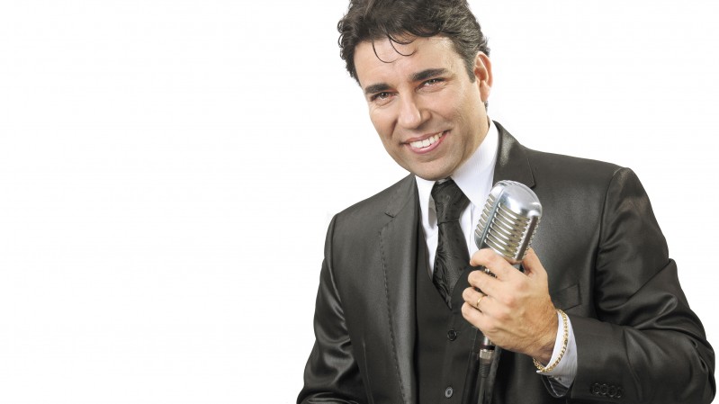 Cristiano Nichelle é cantor e músico, natural de Porto Alegre.