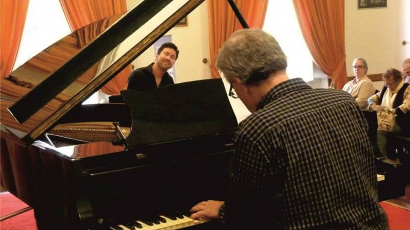 Paulo Dorfman e seu filho, Michel Dorfman, tocando Música Popular Brasileira, Jazz e Outras Coisas de Família.