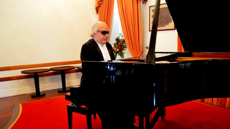 Recital do professor e pianista Angelin Loro reúne obras de Mozart, Beethoven, Rachmaninov, entre outros