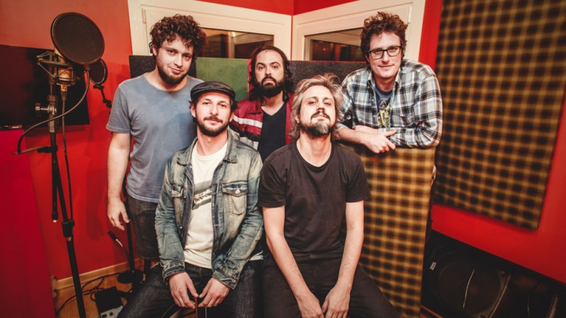 A banda é formada por (direita para esquerda) Pedro Petracco, Rodrigo Trujillo, André Krause, Augusto Stern e Fernando Efron.