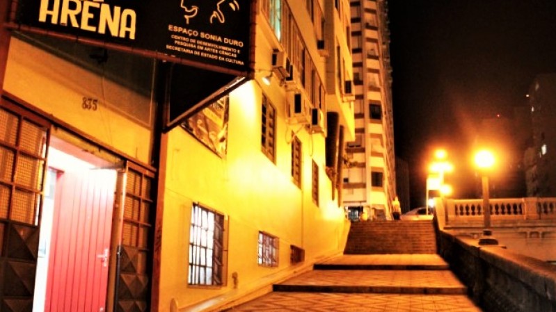 A noite encerra na escadaria com roda de Samba do Irajá