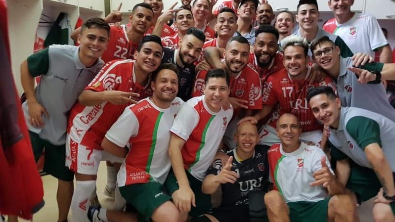 Jogadores comemoram após vitória sobre o Copagril.