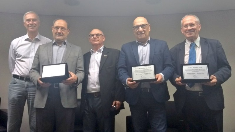 O governador José Ivo Sartori, o secretário Victor Hugo e o diretor de Turismo Abdon Barretto Filho são homenageados pelo Sindha.