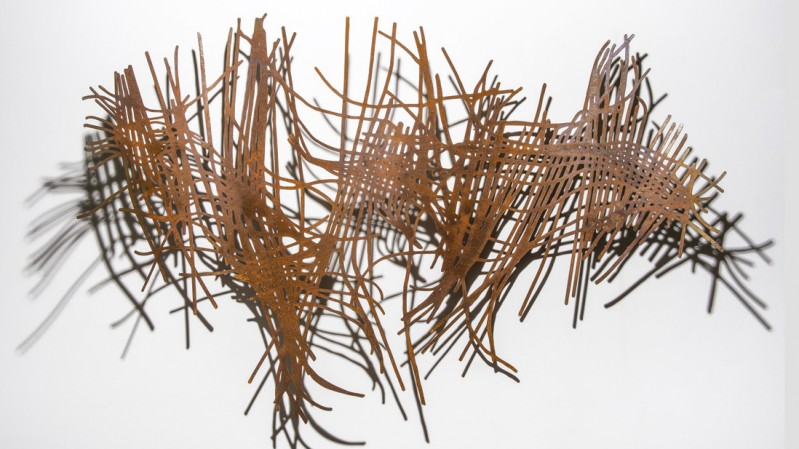 A foto mostra uma das obras da exposição. Uma peça feita de aço oxidado.