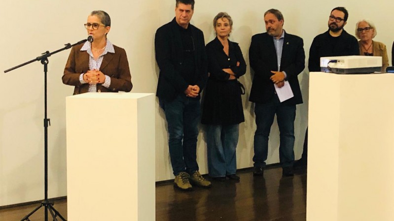 Secretária Beatriz Araujo discursa no lançamento do selo de Xico Stockinger