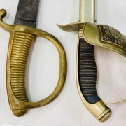 Detalhe da empunhadura de um briquet naval e de uma espada de infantaria produzida para o centenário da Revolução Farroupilha
