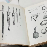 O acervo conta com diversos exemplares de livros