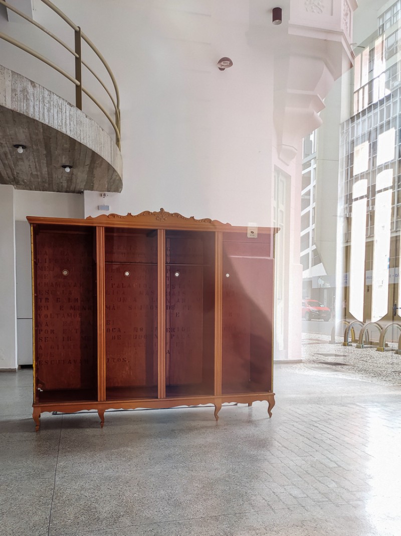 Instalação "Esqueleto no guarda-roupa" pode ser vista através da vitrine, mesmo com a CCMQ fechada ao público