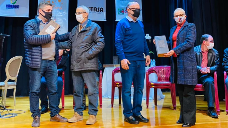 Beatriz Araujo recebeu o troféu Amigo do Theatro São João