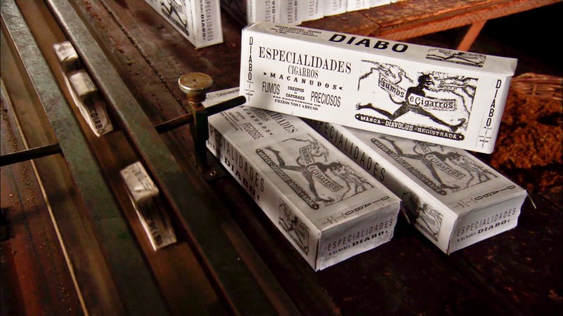 Pacotes do cigarro foram criados para a exposição