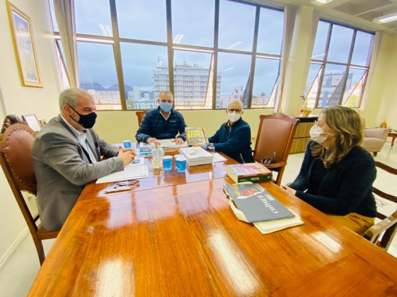 Beatriz se reuniu com o prefeito, o vice-prefeito e a secretária de Cultura de Santa Maria