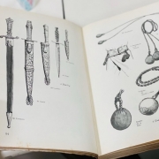 O acervo conta com diversos exemplares de livros