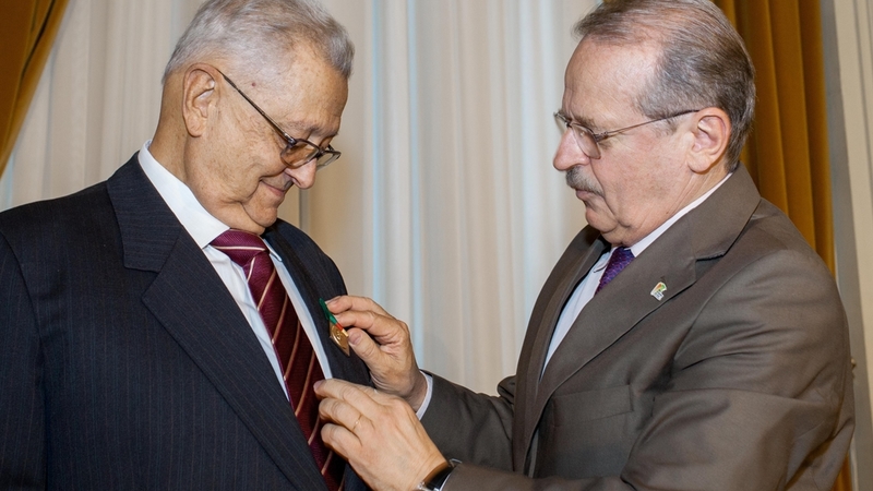 leite-recebe-medalha.jpg