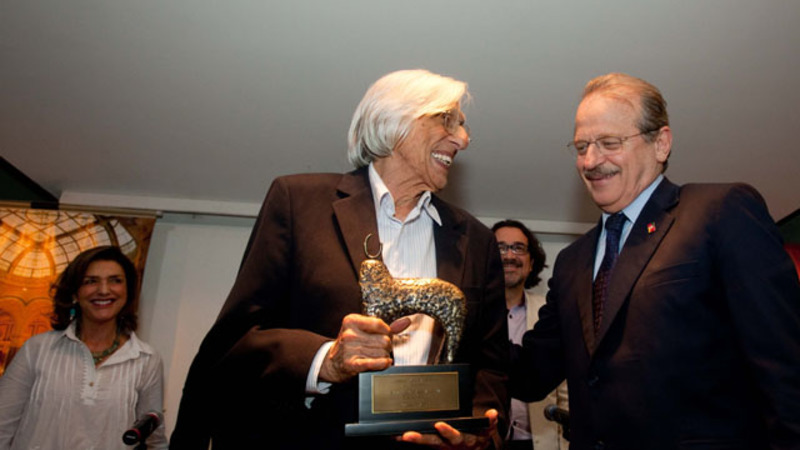gov-entrega-premio.jpg